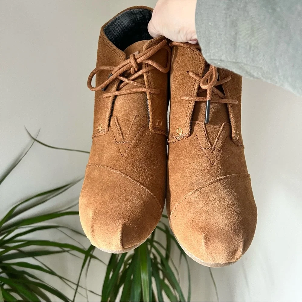 TOMS cute  Desert Bootie Wedge size 9.5 Chestnut suede New with original…